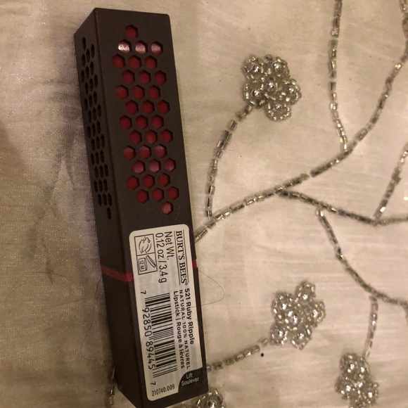 Brand new* Moisturizing red lipstick - Picture 2 of 2